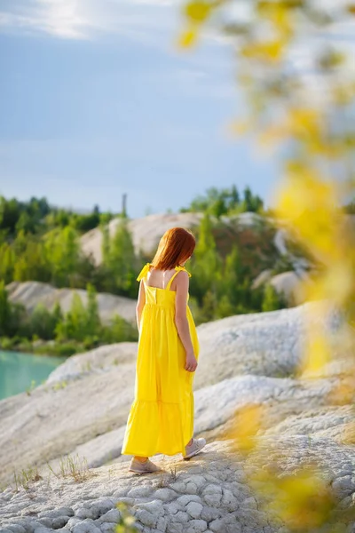Jonge Vrouw Een Gele Jurk Bij Het Meer Met Azuurblauw — Stockfoto