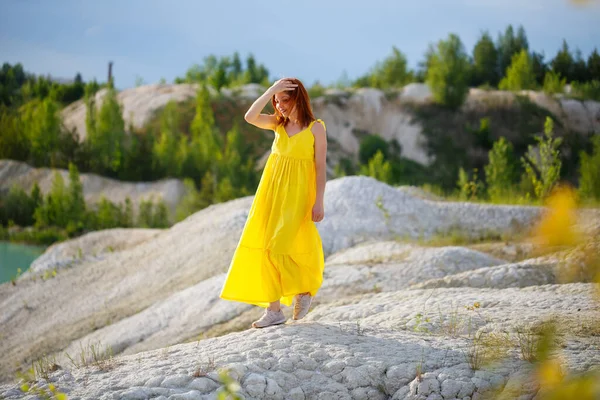 Jovem Mulher Vestido Amarelo Perto Lago Com Água Azul Árvores — Fotografia de Stock