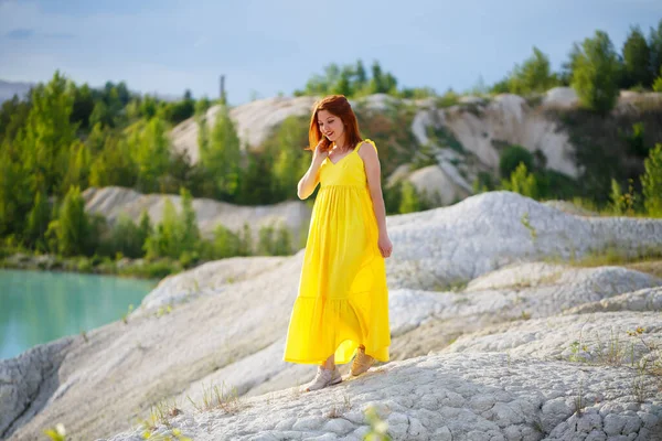 Jovem Mulher Vestido Amarelo Perto Lago Com Água Azul Árvores — Fotografia de Stock