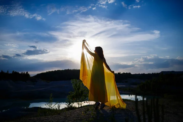 自然の中で実行されている見事な幸せな女性の夏のライフスタイル 長い黄色のドレスで ロマンチックな気分だ 太陽の光を楽しんで 晴れた日 選択的焦点 — ストック写真