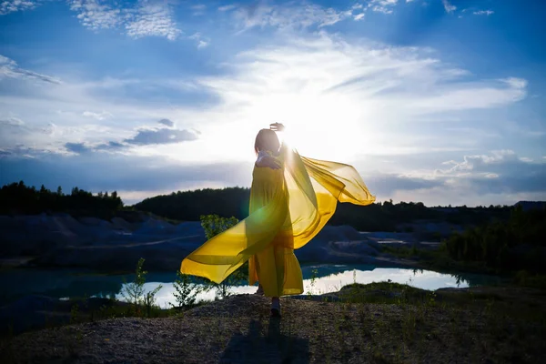 自然の中で実行されている見事な幸せな女性の夏のライフスタイル 長い黄色のドレスで ロマンチックな気分だ 太陽の光を楽しんで 晴れた日 選択的焦点 — ストック写真