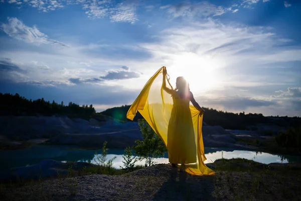 Летний Образ Жизни Потрясающей Счастливой Женщины Бегающей Природе Длинном Жёлтом — стоковое фото