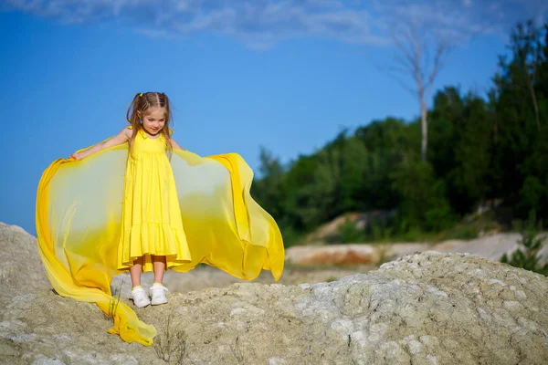 Menina Loira Bonita Posando Vestido Amarelo Natureza Foto Verão Céu — Fotografia de Stock