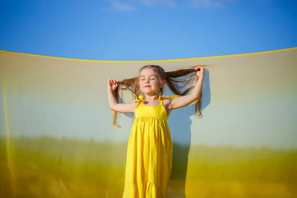 Uma Menina Loira Anos Vestido Amarelo Brilhante Contra Céu Azul — Fotografia de Stock