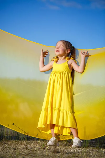 Bonito Encaracolado Linda Menina Loira Vestido Verão Amarelo Natureza — Fotografia de Stock