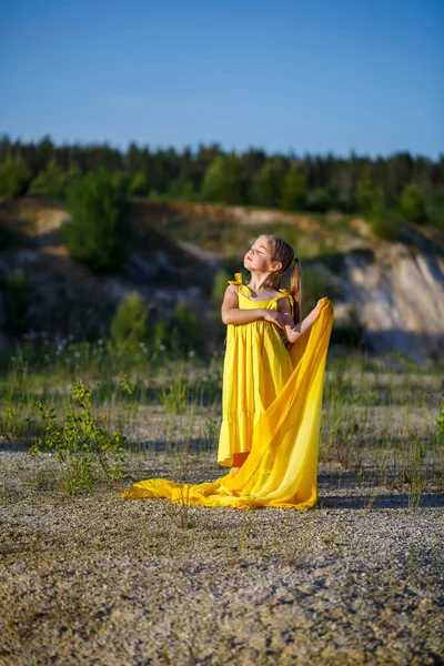 Mooi Blond Meisje Poserend Een Gele Jurk Natuur Zomer Foto — Stockfoto