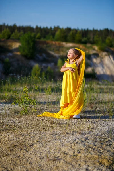 Mooi Blond Meisje Poserend Een Gele Jurk Natuur Zomer Foto — Stockfoto