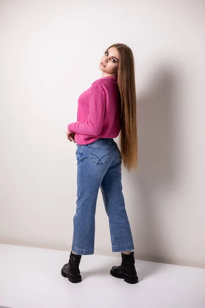 Стильная Красивая Молодая Женщина Модной Одежде Синих Джинсах Модных Туфлях — стоковое фото