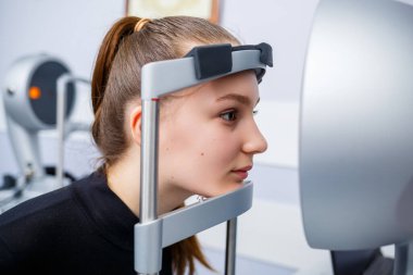 Klinikte bir optometrist vizyon üzerine çalışıyor. Oftalmoloji, tıbbi teşhis..