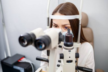 Klinikte bir optometrist vizyon üzerine çalışıyor. Oftalmoloji, tıbbi teşhis..