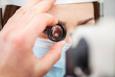 Klinikte bir optometrist vizyon üzerine çalışıyor. Oftalmoloji, tıbbi teşhis..