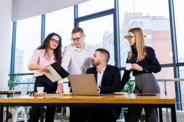 Patron çizelgelerle ayakta duruyor, istatistikleri gösteriyor, eğitime katılan çeşitli personeli gösteriyor, şirketin yeni ürünlerini tanıtıyor, ortaklar için yapılan çalışmaların sonuçları hakkında raporlar sunuyor..