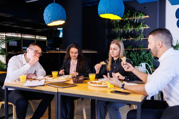 Genç tasarımcılar öğle yemeğinde ortaklarıyla yeni proje fikirlerini tartışıyor. İşadamları ofiste yeni bir iş projesini tartışıyorlar..