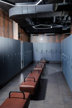 Eğitimden önce insanların üstünü değiştirmesi için modern bir soyunma odası. Spor salonunda giyinme odasında.