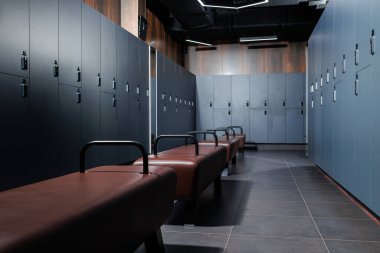 Eğitimden önce insanların üstünü değiştirmesi için modern bir soyunma odası. Spor salonunda giyinme odasında.