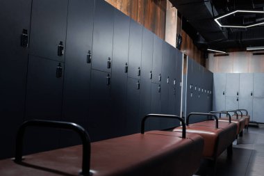 Eğitimden önce insanların üstünü değiştirmesi için modern bir soyunma odası. Spor salonunda giyinme odasında.