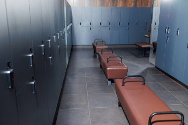 Eğitimden önce insanların üstünü değiştirmesi için modern bir soyunma odası. Spor salonunda giyinme odasında.