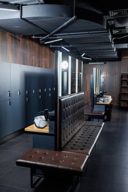 Eğitimden önce insanların üstünü değiştirmesi için modern bir soyunma odası. Spor salonunda giyinme odasında.