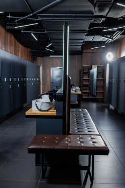 Eğitimden önce insanların üstünü değiştirmesi için modern bir soyunma odası. Spor salonunda giyinme odasında.