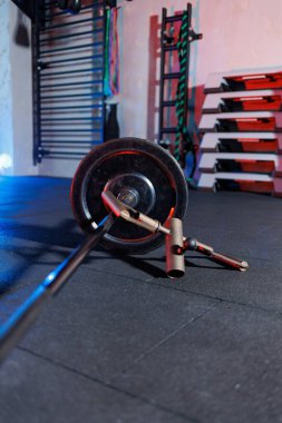 Spor aletleri spor salonunun zemininde. Modern bir spor salonundaki spor malzemelerine yakından bakın..