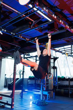 Egzersiz yapan ve spor salonunda ağırlık kaldıran çekici bir yetişkin. Spor salonunda spor eğitimi.