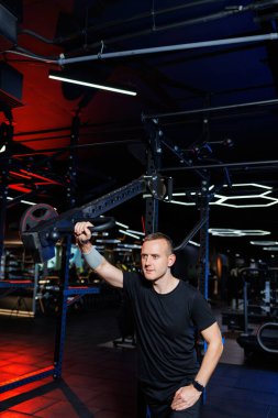 Modern spor salonunda kaslı adam ağır egzersizler yapıyor. Spor salonunda spor.