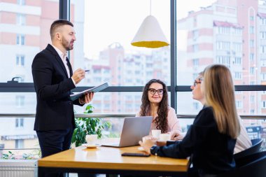 Patron çizelgelerle ayakta duruyor, istatistikleri gösteriyor, eğitime katılan çeşitli personeli gösteriyor, şirketin yeni ürünlerini tanıtıyor, ortaklar için yapılan çalışmaların sonuçları hakkında raporlar sunuyor..