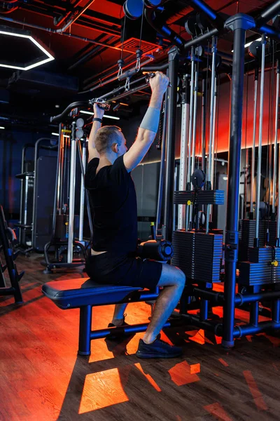 Egzersiz Yapan Spor Salonunda Ağırlık Kaldıran Çekici Bir Yetişkin Spor — Stok fotoğraf