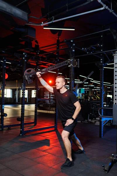 Yakışıklı Kaslı Adam Spor Salonunda Ağır Egzersizler Yapıyor Sağlıklı Yaşam — Stok fotoğraf