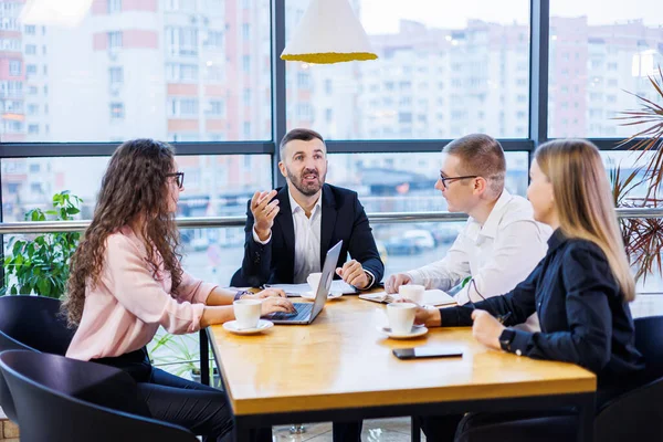 İş adamlarıyla başarılı bir toplantı, yeni iş fikirlerini tartışmak, diyagramlar kullanmak, birlikte oturmak. Modern ofis geçmişi. İş geliştirme konferansında iş ortaklarının toplantısı