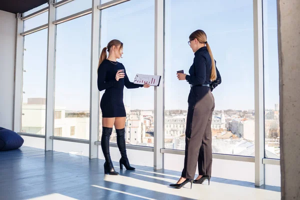 Två Framgångsrika Kvinnliga Chefer Talar Ett Gemensamt Projekt När Står — Stockfoto
