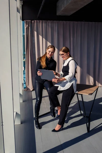 Deux Architectes Féminines Succès Parlent Projet Commun Tout Tenant Fenêtre — Photo