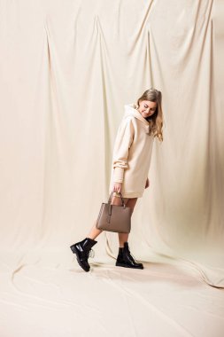 Uzun kapüşonlu, siyah deri çizmeli, iri yarı bir kadın..