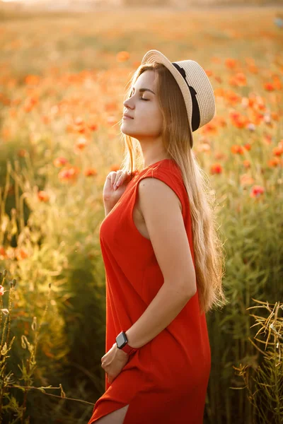 Fröhliche Fröhliche Frau Die Auf Blühenden Feldmohnblumen Spaziert Rote Blumen — Stockfoto