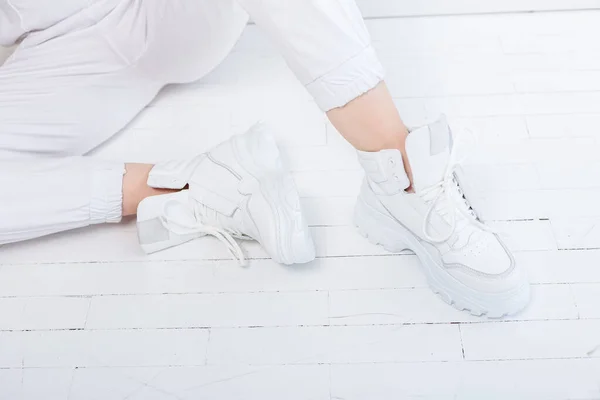 Beautiful Female Legs White Trousers White Leather Sneakers New Collection — Stockfoto