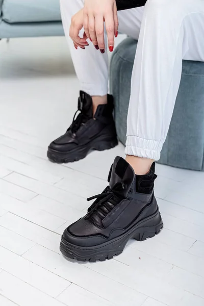 Beyaz Pantolonlu Ince Kadın Bacakları Siyah Deri Ayakkabılar Yeni Kadın — Stok fotoğraf