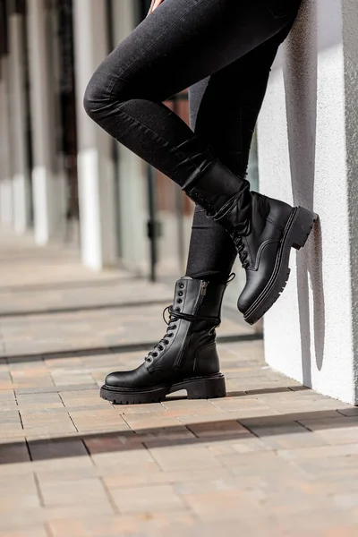Uma Mulher Magra Botas Couro Preto Calças Pretas Coleção Sapatos — Fotografia de Stock