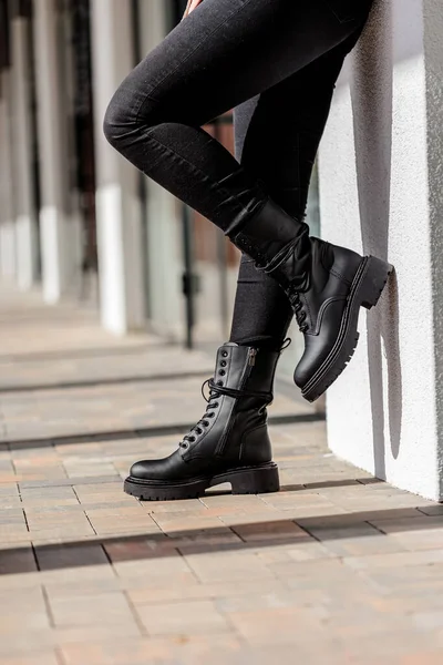 Una Mujer Delgada Botas Cuero Negro Pantalones Negros Colección Zapatos —  Fotos de Stock