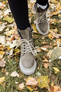 Yeni kadın bahar ayakkabıları koleksiyonu. İnce kadın bacakları, hakiki deri çizmeler içinde..