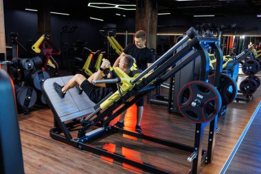 Spor egzersizleri spor salonunda spor eğitmeni olan bir adam için, erkek sporu..
