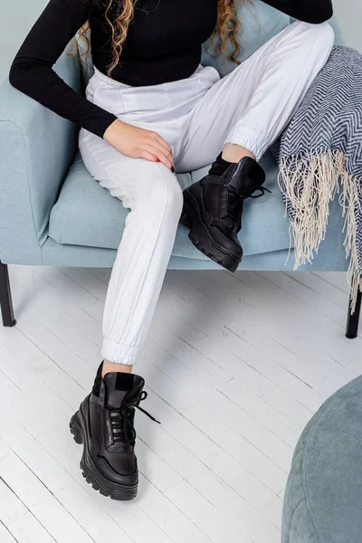 Una Hermosa Mujer Con Pelo Largo Rizado Suéter Negro Pantalones — Foto de Stock