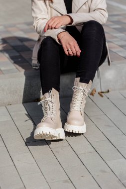 Yeni kadın bahar ayakkabıları koleksiyonu. İnce kadın bacakları, hakiki deri çizmeler içinde..