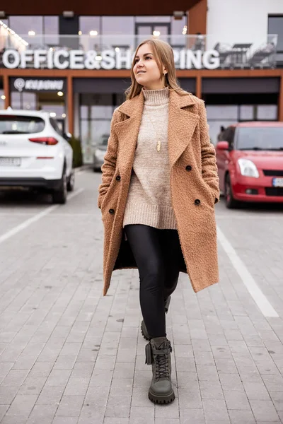 Schöne Stilvolle Frau Posiert Modischen Kleidern Lederschuhen Lässiger Stil Urban — Stockfoto