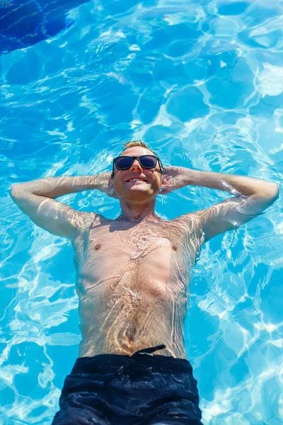 Νεαρός Ελκυστικός Άντρας Γυαλιά Ηλίου Ξεκουράζεται Στην Πισίνα Για Καλοκαιρινές — Φωτογραφία Αρχείου