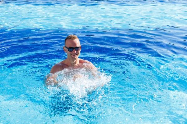 Young Attractive Man Sunglasses Resting Pool Summer Vacation Guy Pool — Fotografia de Stock