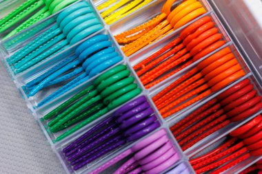 Ortodontik diş tedavisinde diş teli takmak için renkli elastik bantlar.