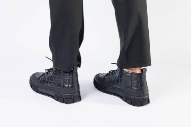 Gerçek deriden yapılmış siyah erkek çizmeleri, beyaz arka planda erkek ayakkabıları. Kış erkek ayakkabıları 2022