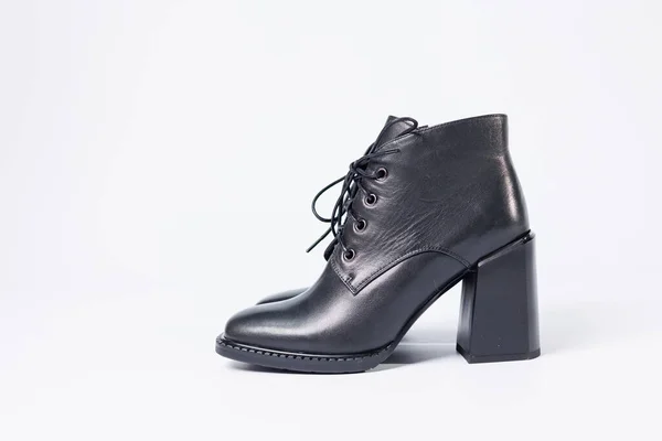 Botas Femininas Com Couro Genuíno Preto Nos Saltos Isolados Fundo — Fotografia de Stock