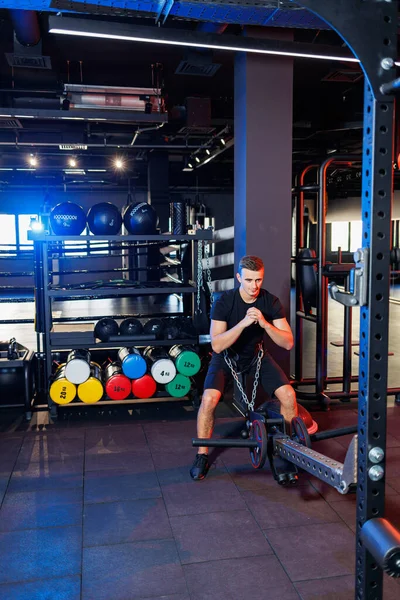 Modern Spor Salonunda Kaslı Adam Ağır Egzersizler Yapıyor Spor Salonunda — Stok fotoğraf