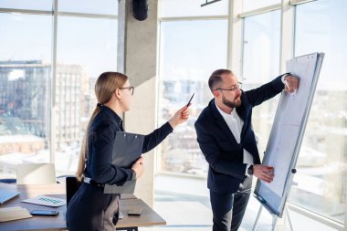 İş adamları ofiste toplanır ve ortak iş projelerini tartışırlar. İş ortaklığı kavramı.